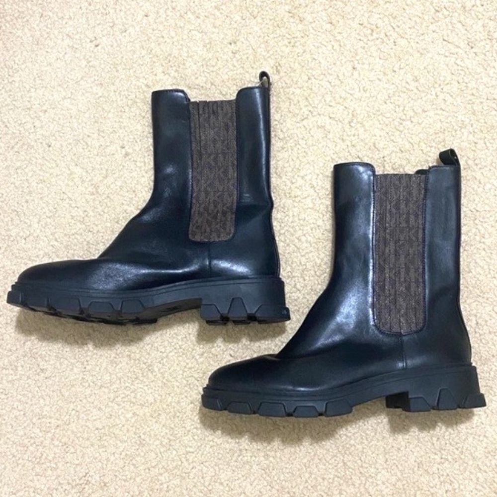 NWOB MICHAEL KORS Women's Black Leather Pull-on Ankle Boots w MK Logo Size 6M